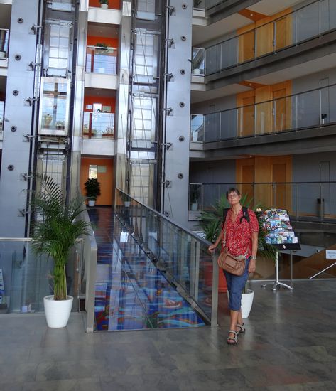 Hotellobby mit gläsernen Fahrstühlen zu den Etagen