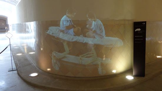 An die Wände werden Filmszenen zur Verdeutlichung des Krankenhausalltags projiziert