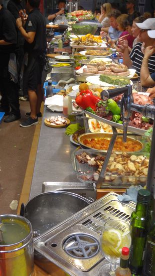 An vielen Ständen kann man frisch zubereitete Gerichte zu sich nehmen