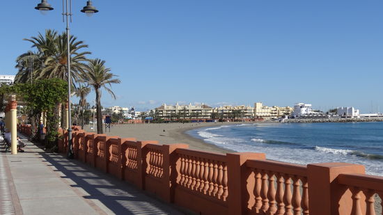 Hinter den Häusern liegt der Puerto Deportiva