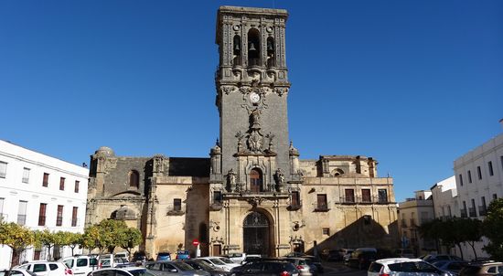 Plaza del Cabildo, mit Kirche Santa Maria de La Asuncíon, rechts im Bild das Parador-Hotel, Parkraum reichlich, hätten wir das vorher gewusst, wären wir bis nach oben gefahren