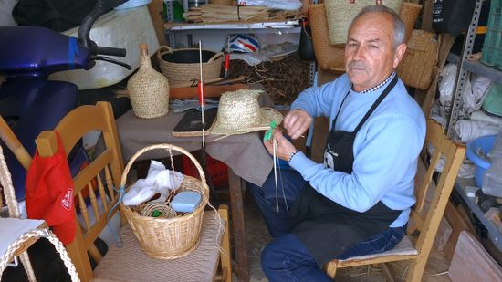 Er wird wohl der letzte sein, der diese Hüte u.a. anfertigt, kein Nachfolger mehr da - er hätte viel Zeit, eine gute Gesundheit und bessert sich durch den Verkauf seine Rente auf