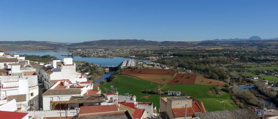 Im Hintergrund der See "Embalse de Arcos de la Frontera"
