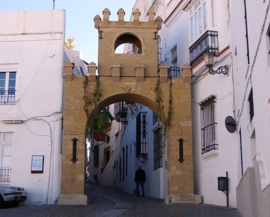 Die Altstadt ist nur durch solche Tore erreichbar - die Gassen und manche Zugänge so schmal, dass die Autos die Spiegel anklappen müssen.