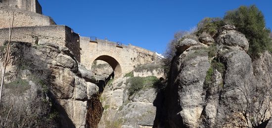 ...mit Blick auf die Puente Viejo