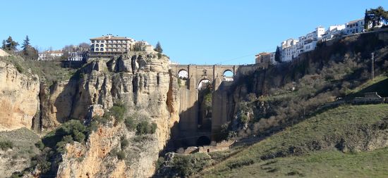 Blick von da aus auf die Puente Nuevo, links davon das Paradorhotel