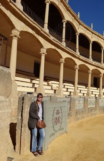 Die Toreros müssen von sehr schlanker Gestalt sein, hinter diese engen Schutzvorrichtungen würden wir nicht passen, höchstens gequetscht, wenn überhaupt!