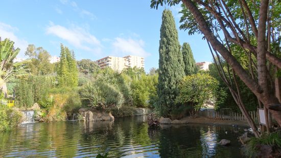 ...Teichen, Spielplatz und mehr, recht schön angelegt, immer mal wieder für einen Lauf genutzt