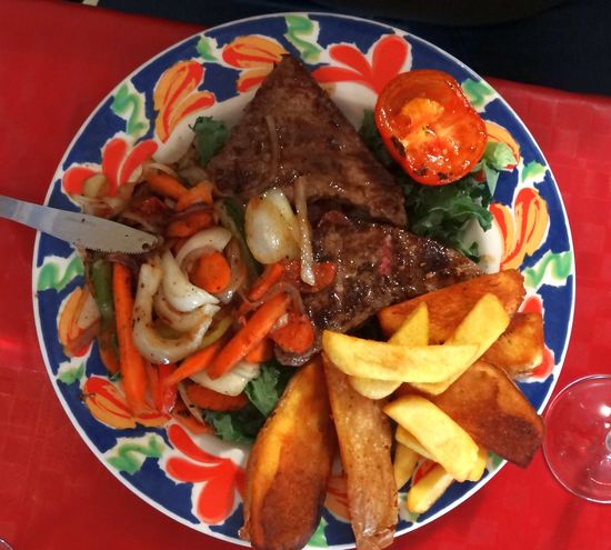 Rindersteak mit gegrilltem Gemüse und Pommes Restaurante Rat Pack, Benalmádena