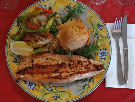 Gebratene Lachsforelle mit Gemüse und Reis Restaurante Rat Pack, Benalmádena