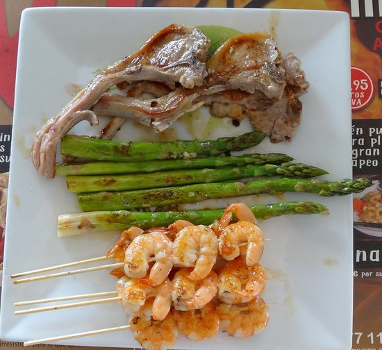 ....oder Lammkoteletts, Garnelenspiesse und grüner Spargel