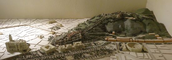 Modell - rechts Gibralfaro, Mitte Alcazaba und links die Kathedrale