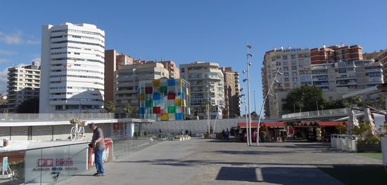 Am bunten Würfel im Hintergrund ist der Eingang zum Centre Pompidou