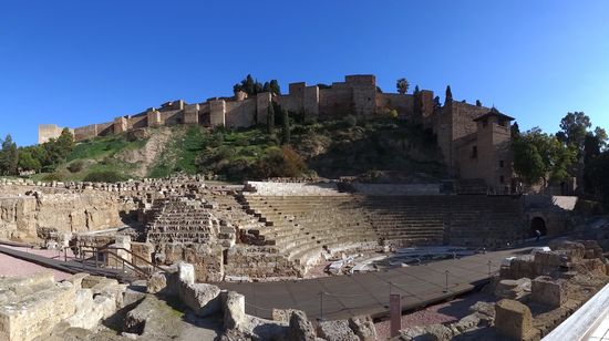 Blick vom römischen Amphitheater aus auf die Alcazaba