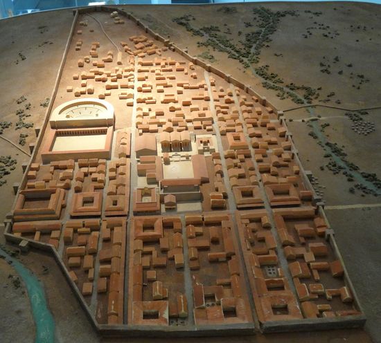 Modell der Ausgrabungsstätte, vorne ist das Meer