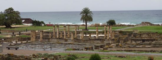 Blick über die Basilika zur Fischfabrik