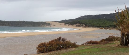 Ein Blick vom Ort Bolonia aus auf den Strand und die Wanderdüne - bei dem Wetter hat sich der geplante Spaziergang zur Düne erübrigt!