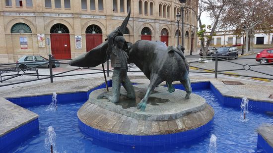 Plaza de Toros, Toro mit Torero in Bronze