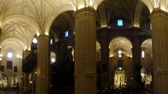 Ich bewundere bei solchen Sakralbauten immer die Deckenkonstruktionen....