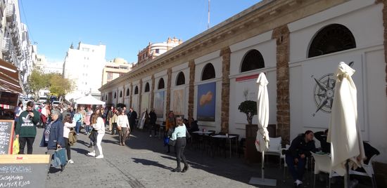 Markthalle von aussen betrachtet, rings herum Restaurants