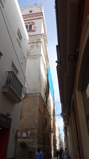 Kaum zu erkennen in den schmalen Gassen, der Torre Tavira