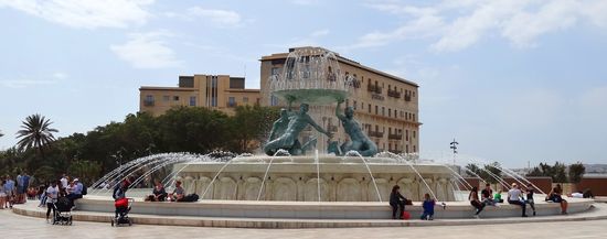 Tritonenbrunnen, dicht am Busterminal