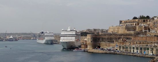 MSC Orchestra und MSC Poesia, jeweils mit über 3.000 Passagieren