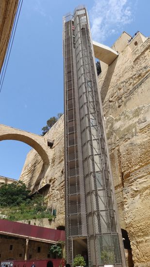 Mit dem Fahrstuhl nach oben in den Upper Barakka Garden