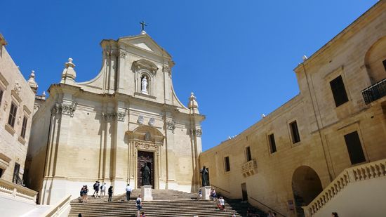 ....mit der Kathedrale Santa Mariä Himmelfahrt