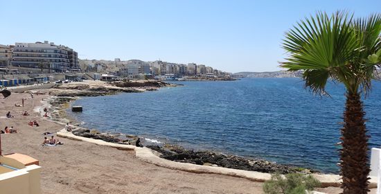 Zuück zum Guesthouse entlang der Bucht, hier eine kleine Sandbucht vor dem Dolmen Hotel