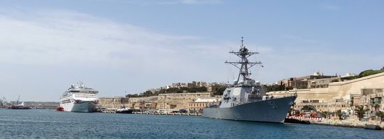 Heute nur ein Cruiser und ein Kriegsschiff im Hafen