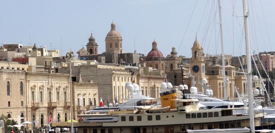 St. Lawrence Church im Hintergrund, Gebäude mit Uhrenturm ist das Maritime Museum