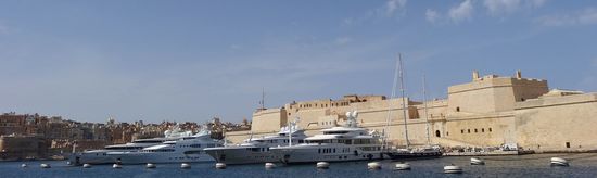 Bei der Überfahrt zurück, ein letzter Blick auf Fort St. Angelo mit den "kleinen" Yachten