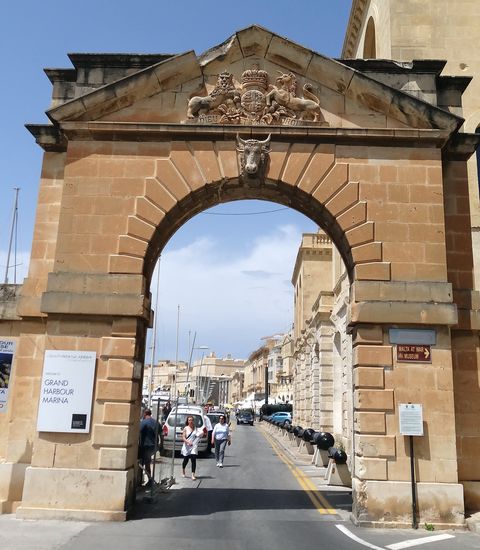 Tor zur Grand Harbour Marina