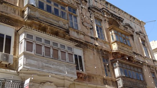 .....vorbei an einem Haus mit nicht restaurierter Fassade