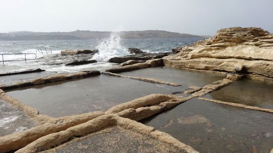 Neben dem Jetty in Bugibba, uralte römische Salzpfannen, dienen heute als Zugang zum Baden im Meer