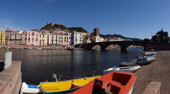 Bosa mit Ponte Vecchio und dem Castello Malaspino