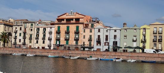 Blick auf die ehemalige palmengesäumte Uferpromenade, links am Bildrand ein letztes Exemplar