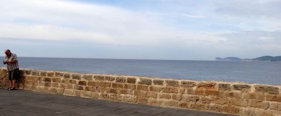 Auf der Stadtmauer, im Hintergrund Capo Caccia