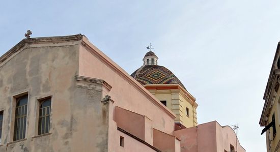Blick auf die bunten Kacheln am Kirchturm der Chieso de San Michele