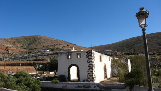 Betancuria, Blick am Ortseingang auf das alte verfallene Convent des aufgegebenen Franziskanerklosters