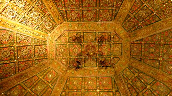 kunstvoll geschnitzte Holzdecke