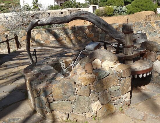 Wassermühle, hieraus wurde aus grosser Tiefe das kostbare Nass mithilfe eines Esels nach oben befördert