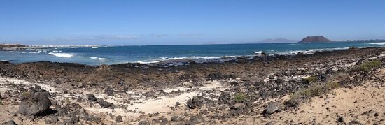 Links Corralejo, rechts die kleine Isla de Lobos, weit im  Hintergrund Lanzarote
