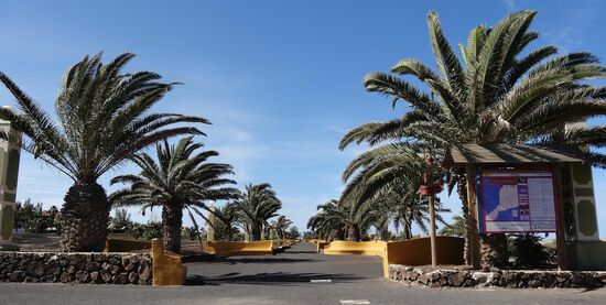 Zufahrt nach La Pared, für die vielen Fussgänger die Promenade in der Mitte, rechts und links für den Autoverkehr?????