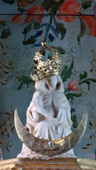 ...der kleinen Marienfigur in der Mitte aus Alabaster