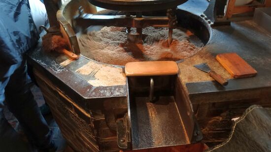 Hier wird die Leinsaat "geröstet", was diesem Öl seinen besonderen, leicht nussigen Geschmack verleiht......