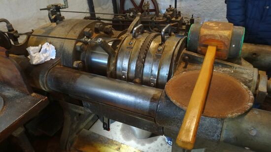 .....zwischen diesen Pressplatten kommt das Öl heraus und läuft unten in den Blecheimer