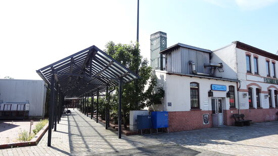 Rechts im Bild eine Räucherei......