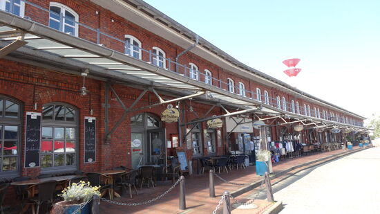 Hier reihen sich Lokale und Läden aneinander.